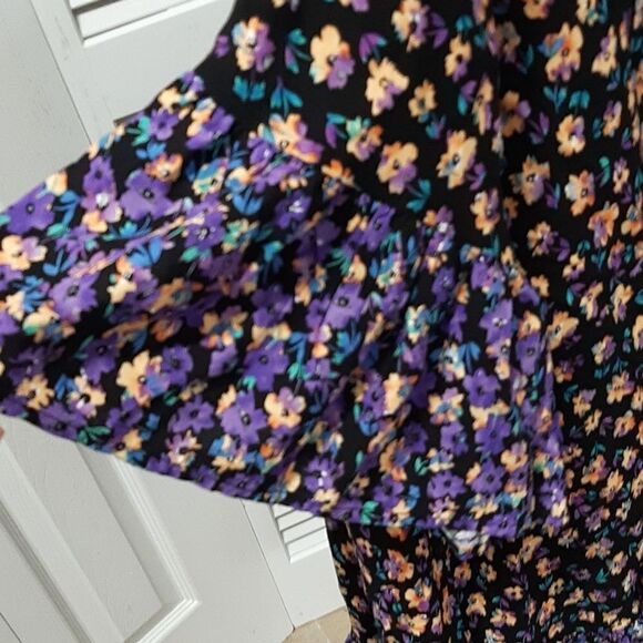 Evans Black with Floral PatternFlowy Top with Flowy Sleeves NWOT - Picture 4 of 9